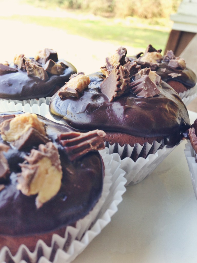 peanut butter cup cakes by @jennyonthespot